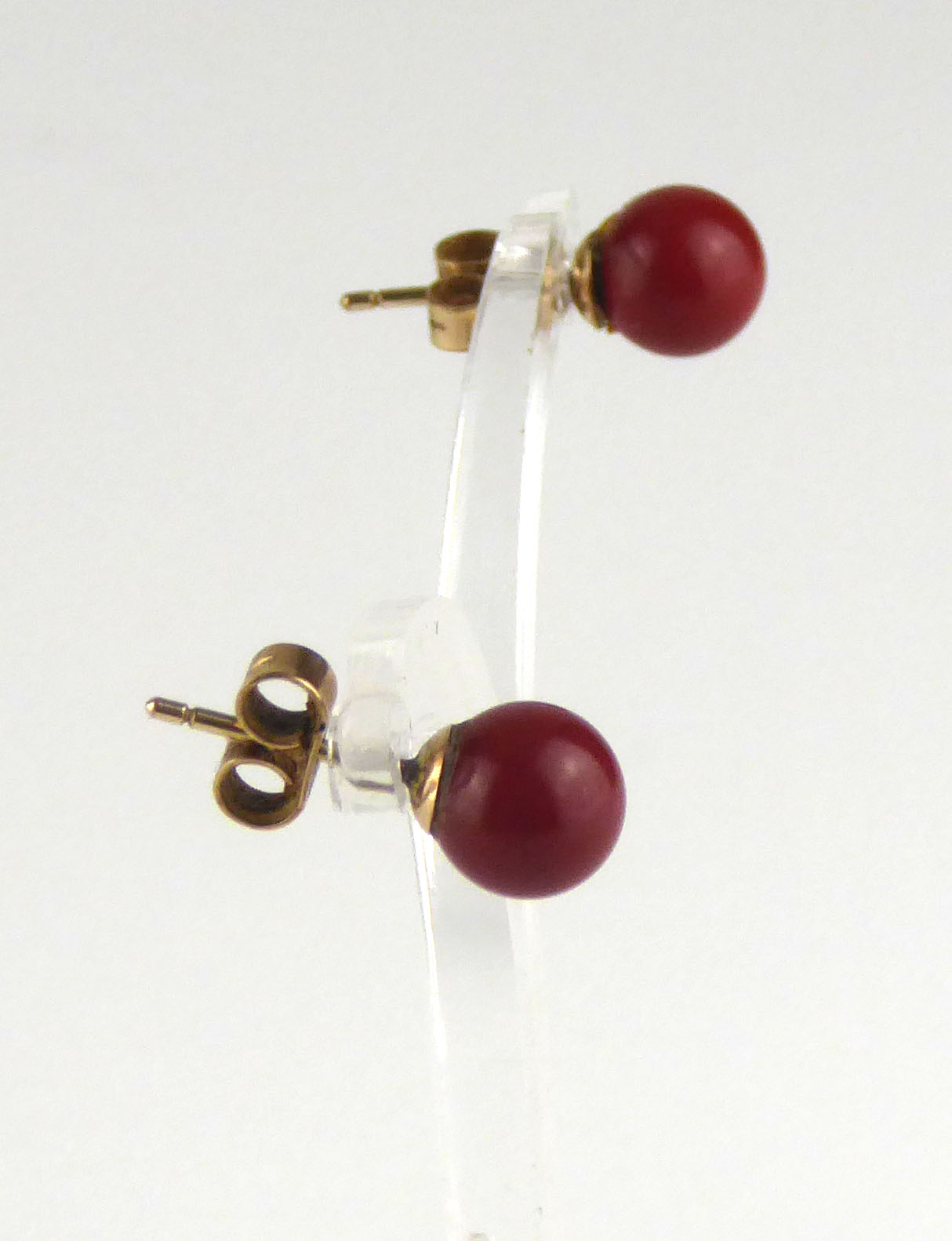 A PAIR OF VICTORIAN 9CT GOLD AND CORAL EARRINGS The single coral bead with stud back. (approx 0.5cm) - Image 2 of 3