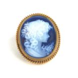 A VINTAGE 9CT GOLD AND PÂTE-SUR-PÂTE CAMEO PENDANT BROOCH The fine carved portrait cameo on blue