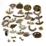 A COLLECTION OF TWENTY-FIVE EARLY 20TH CENTURY BRITISH ARMY CAP BADGES Including TRE Scottish, TFA