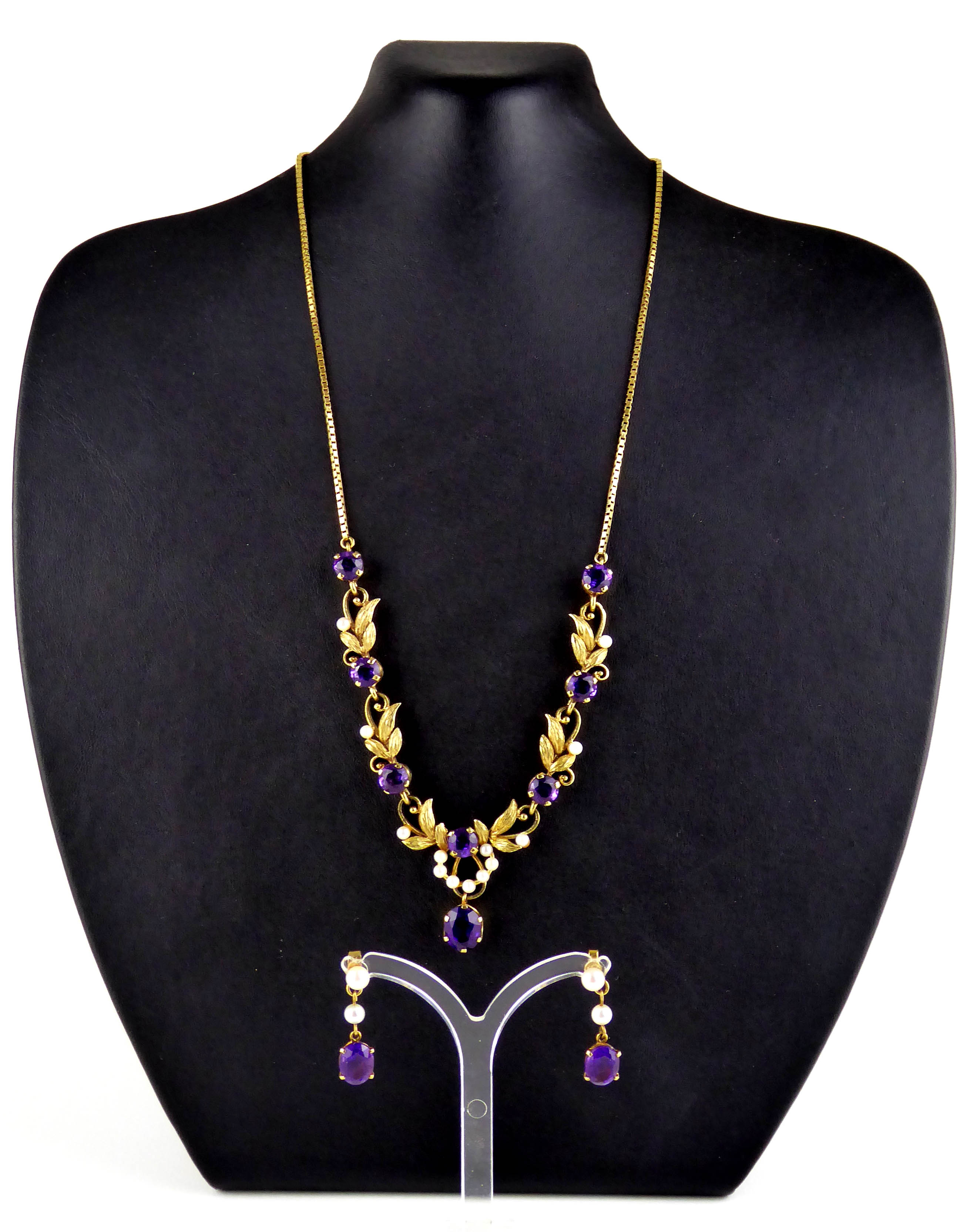 A 20TH CENTURY 9CT GOLD, AMETHYST AND SEED PEARL NECKLACE AND EARRING SET Having an arrangement of - Image 2 of 2
