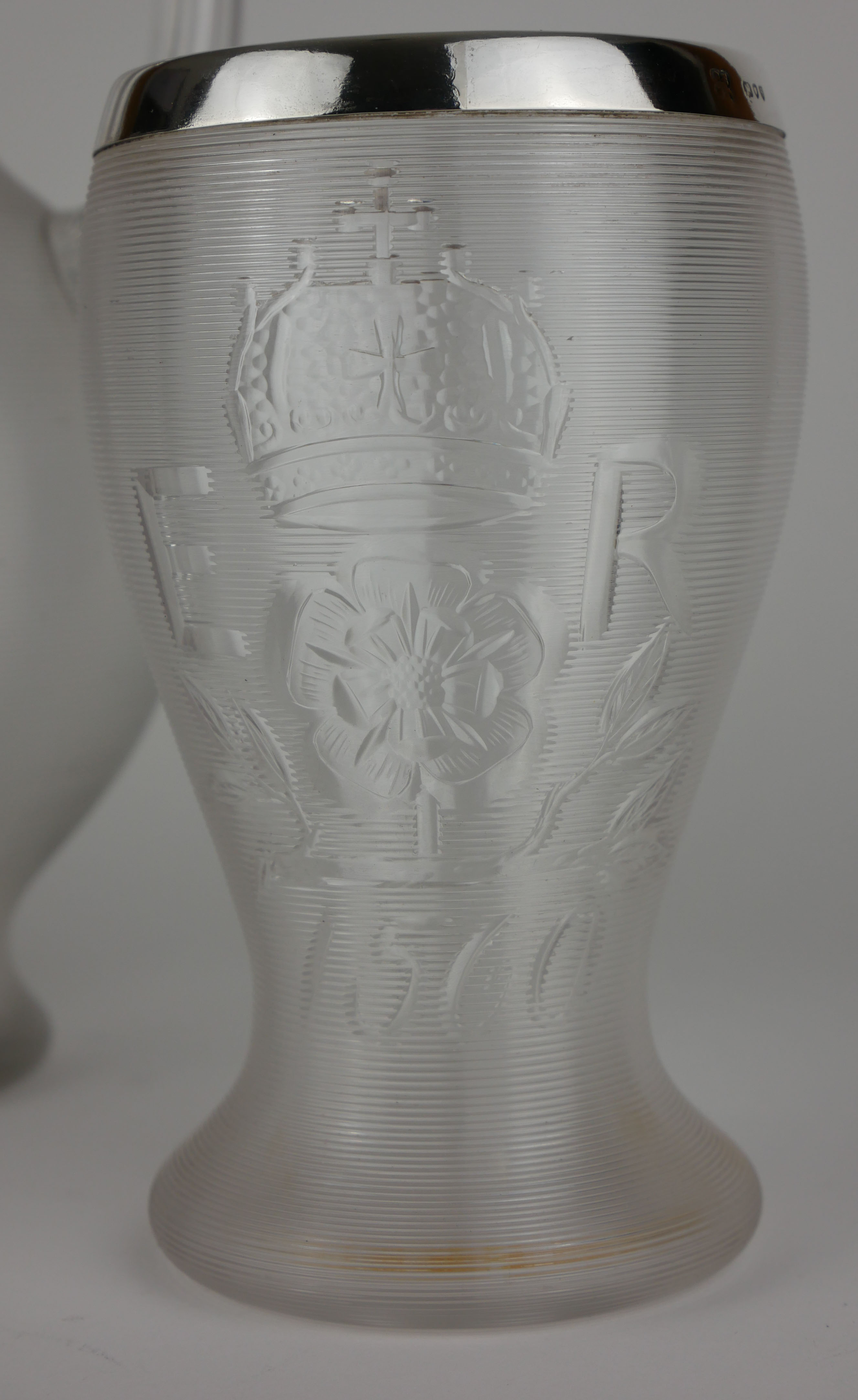 A VICTORIAN SILVER AND GLASS ROYAL QUEEN ELIZABETH I COMMEMORATIVE JUG SET Having a silver band to - Image 3 of 3