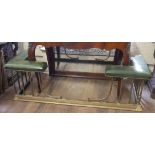 AN EARLY 20TH CENTURY BRASS AND GREEN LEATHER UPHOLSTERED CLUB FENDER. (148cm x 53cm x 46cm)