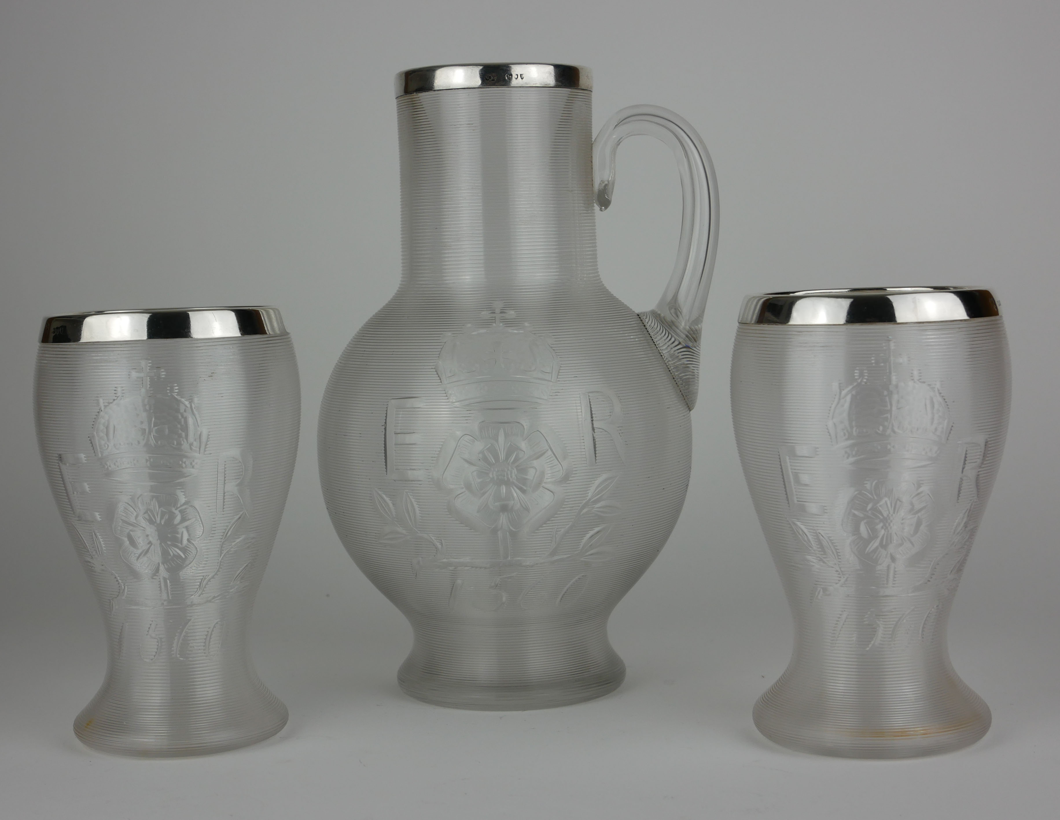 A VICTORIAN SILVER AND GLASS ROYAL QUEEN ELIZABETH I COMMEMORATIVE JUG SET Having a silver band to