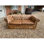 AN EARLY/MID 20TH CENTURY VICTORIAN DESIGN TAN LEATHER BUTTON BACK CHESTERFIELD SETTEE With loose