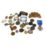 A MIXED COLLECTION OF EARLY 20TH CENTURY BADGES, MEDALS AND INSIGNIA Including WWI medals (AF),