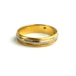 A VINTAGE 18CT BICOLOUR GOLD WEDDING BAND The single central bang of white gold on yellow gold shank