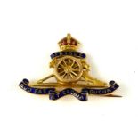 AN EARLY 20TH CENTURY 14CT GOLD ARTILLERY SWEETHEART BROOCH Enamel cannon with wording 'Ubique quo