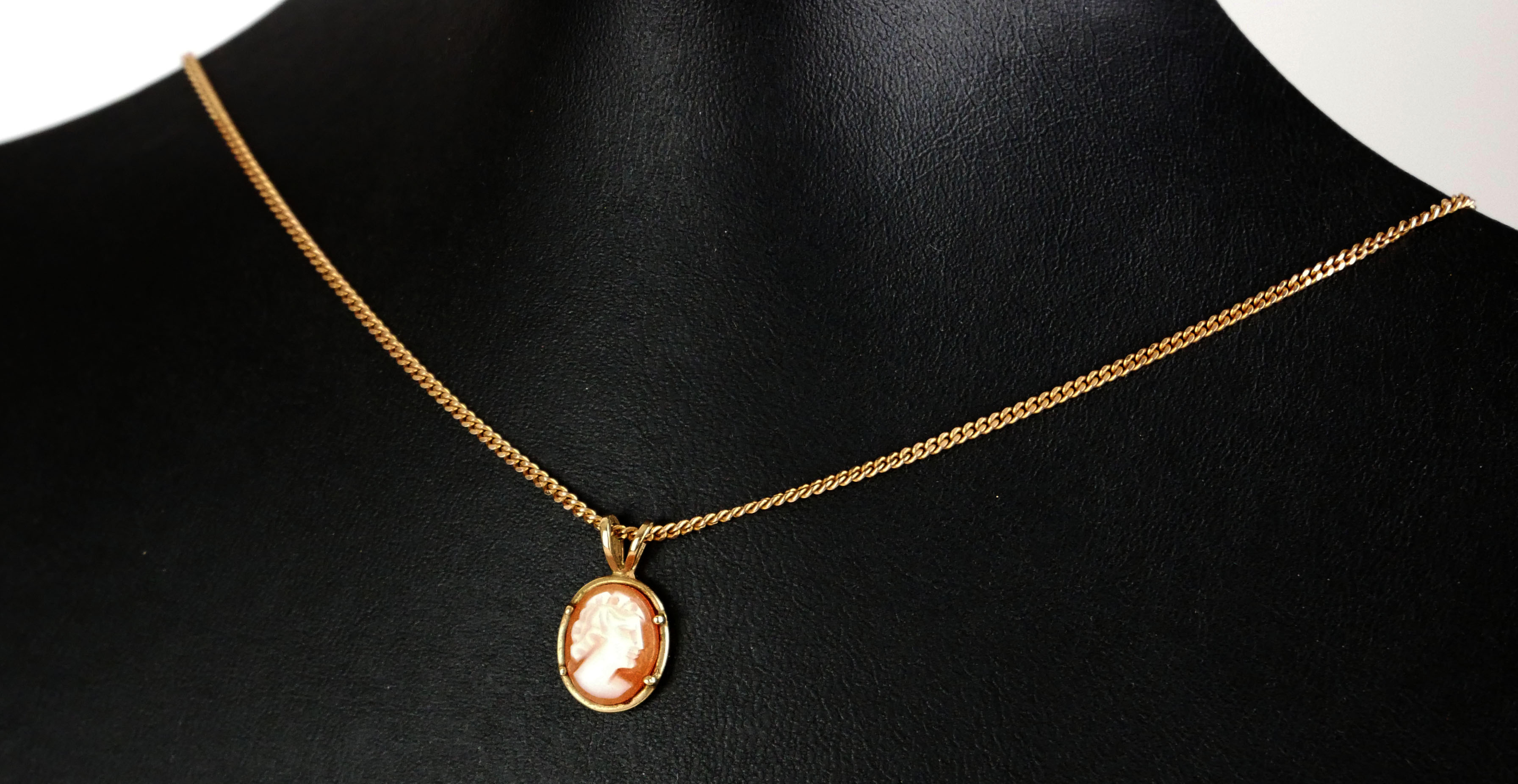 A VINTAGE 9CT GOLD CAMEO PENDANT NECKLACE Oval pendant shell cameo on fine link chain necklace. (