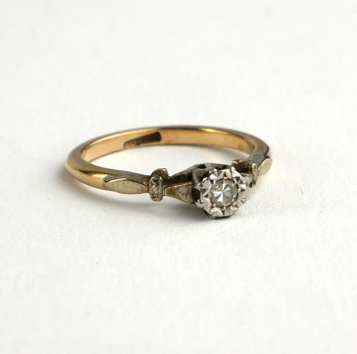 A VINTAGE 9CT GOLD AND DIAMOND SOLITAIRE RING Having a single illusion set round cut diamond (size