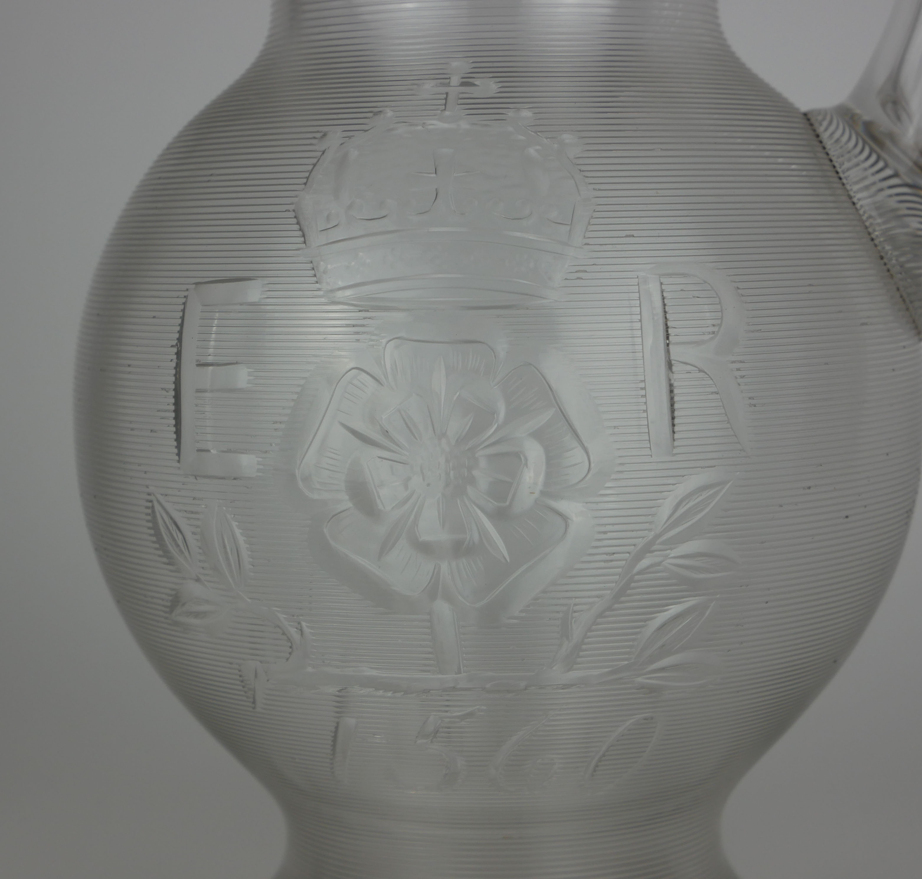 A VICTORIAN SILVER AND GLASS ROYAL QUEEN ELIZABETH I COMMEMORATIVE JUG SET Having a silver band to - Image 2 of 3