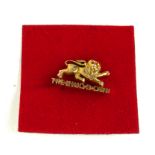 AN EARLY 20TH CENTURY 9CT GOLD BRITISH ARMY INSIGNIA SWEETHEART BADGE Royal Kings Own Regiment