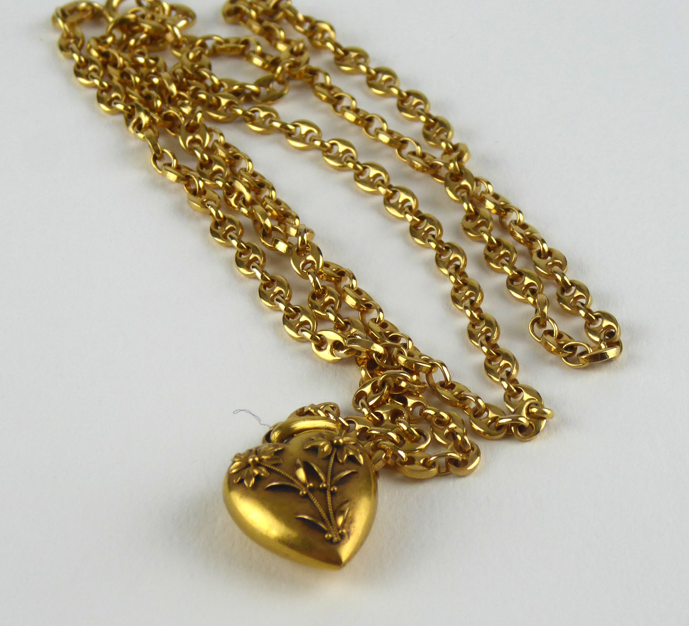 A VICTORIAN 15CT GOLD HEART FORM PENDANT AND 9CT GOLD NECKLACE Having applied floral decoration on a - Image 2 of 2