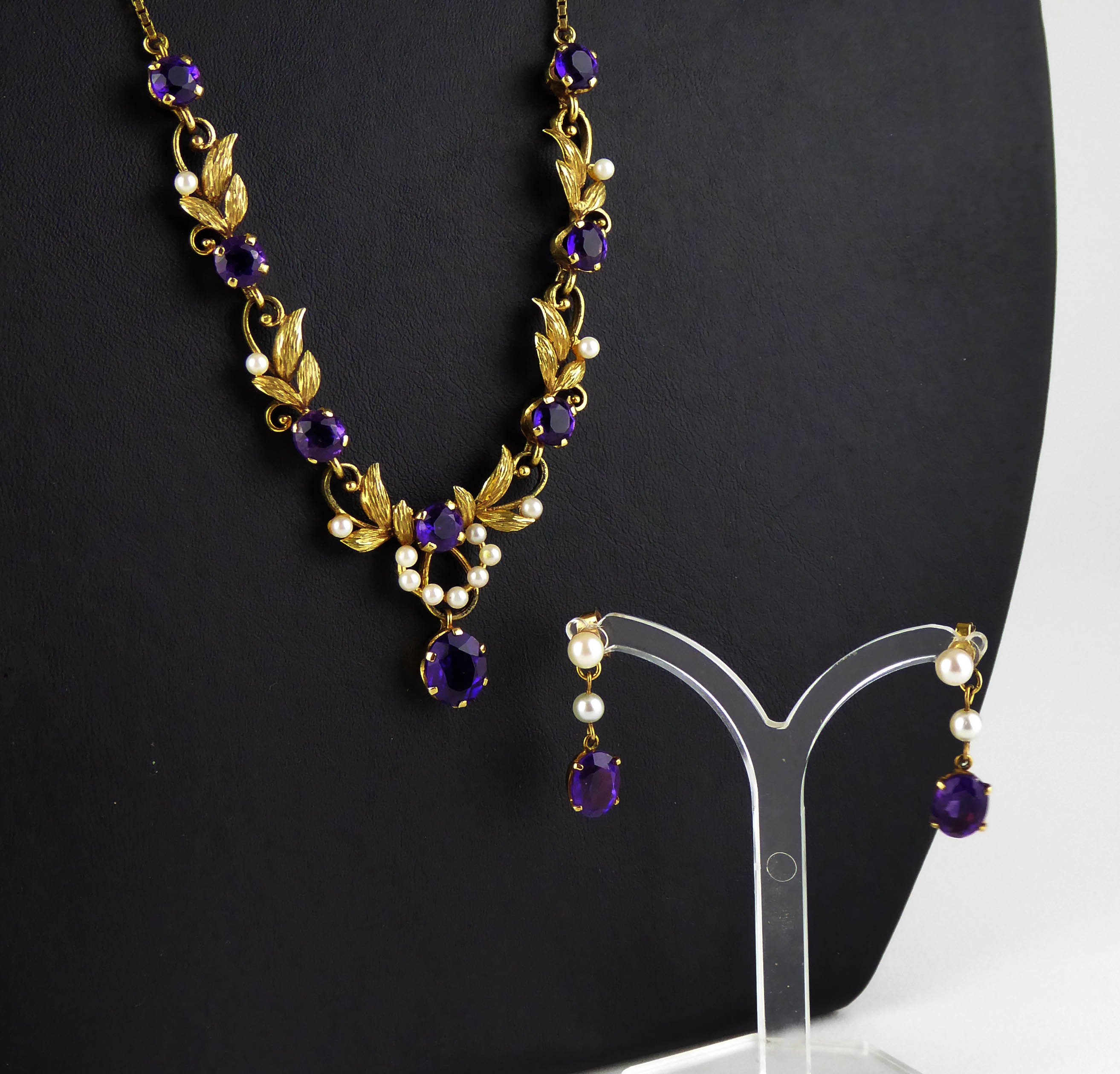 A 20TH CENTURY 9CT GOLD, AMETHYST AND SEED PEARL NECKLACE AND EARRING SET Having an arrangement of