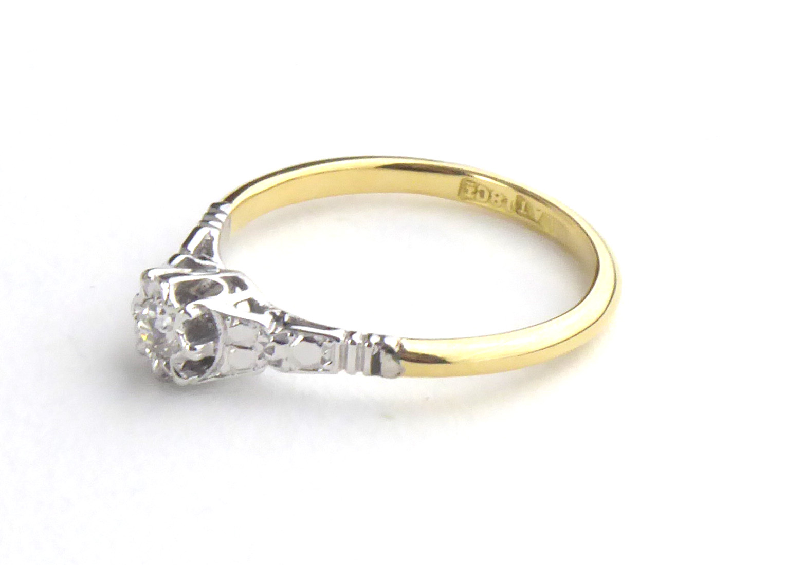 AN 18CT GOLD AND DIAMOND SOLITAIRE RING The single round cut diamond in a raised mount (size N). - Image 2 of 2