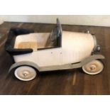 A VINTAGE DESIGN CHILD?S TIN PLATE PEDDLE CAR. (100cm x 50cm)