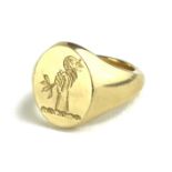 AN EARLY 20TH CENTURY 9CT GOLD GENT?S SIGNET RING Having engraved classical form decoration of a