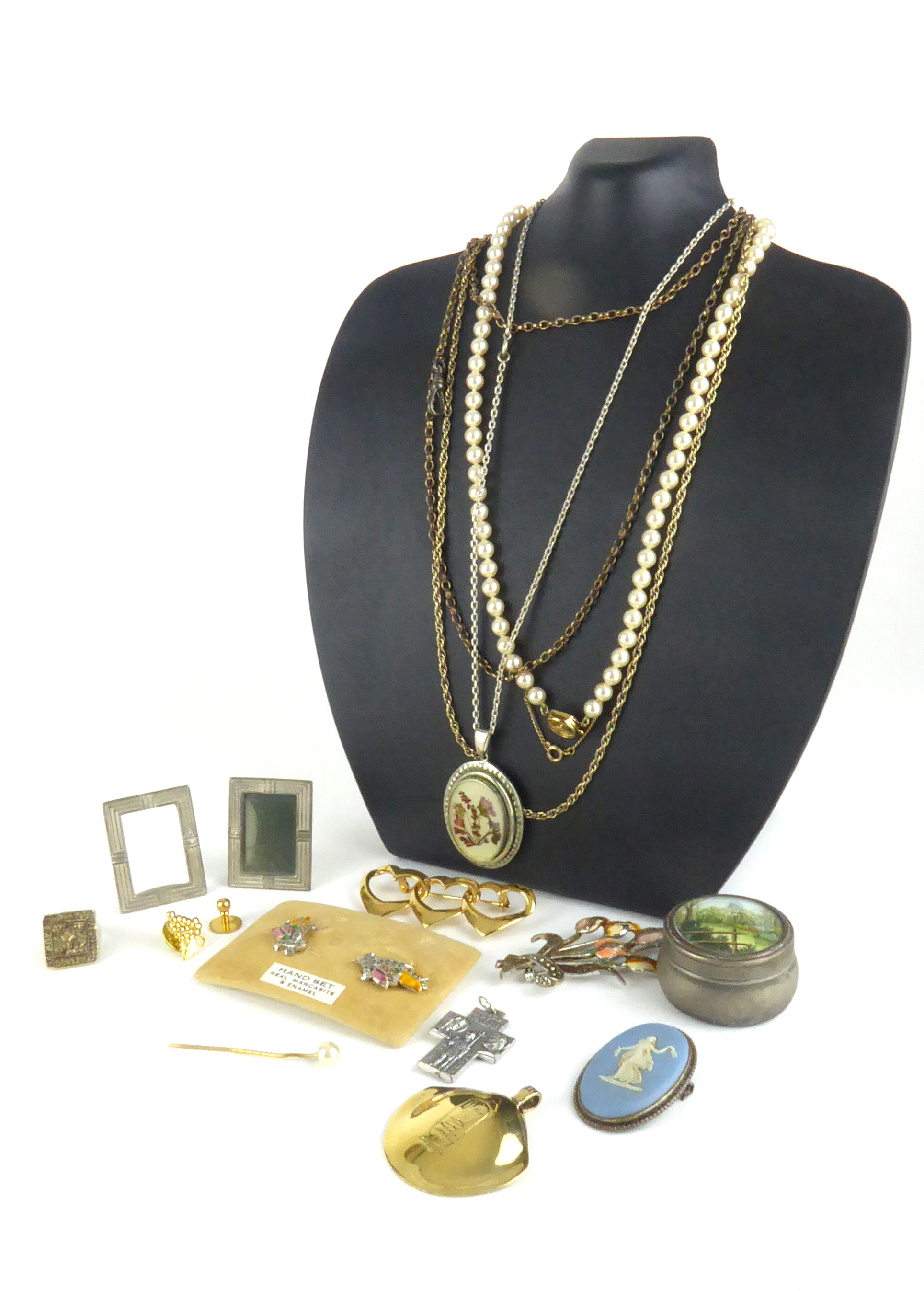 A COLLECTION OF 20TH CENTURY COSTUME JEWELLERY Including a silver gilt Egyptian design pendant,