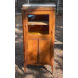 AN EARLY 20TH CENTURY FRENCH ROSEWOOD AND WALNUT VITRINE With white marble top above a bevelled