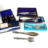 A COLLECTION OF EARLY 20TH CENTURY CASED SILVER PLATED FLATWARE CUTLERY Comprising two pairs of fish