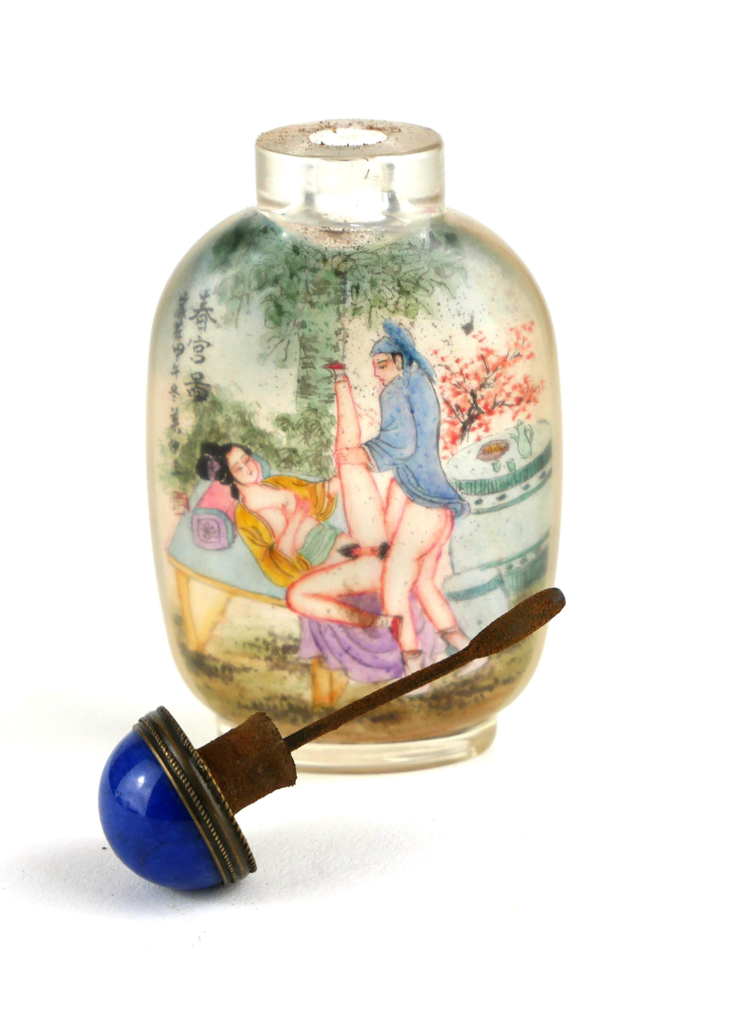 A CHINESE EROTIC REVERSE PAINTED FROSTED GLASS AND LAPIS LAZULI SNUFF BOTTLE Having a cabochon cut - Image 3 of 3