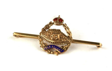 A 20TH CENTURY 9CT GOLD BRITISH ARMY SWEETHEART BROOCH Featuring a Drednaught tank. (approx 3cm)