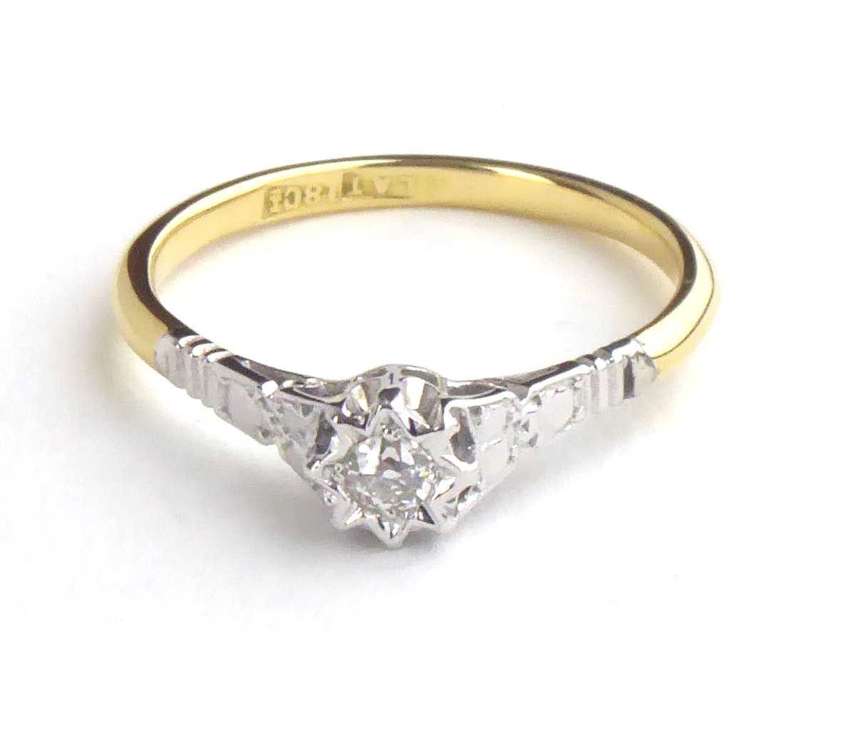 AN 18CT GOLD AND DIAMOND SOLITAIRE RING The single round cut diamond in a raised mount (size N).