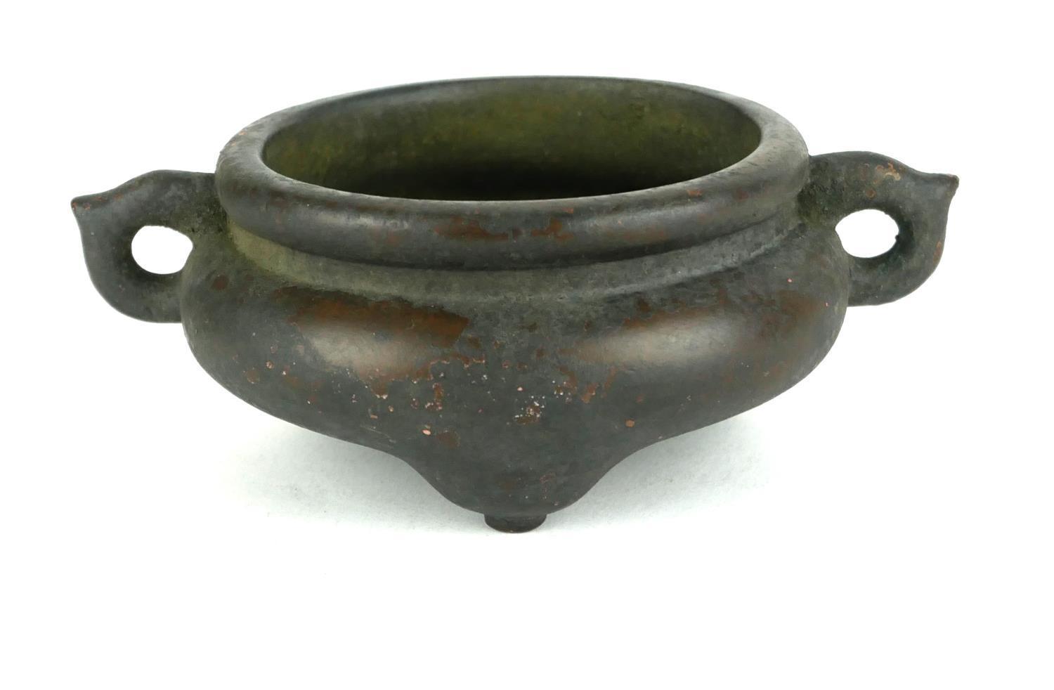 A SMALL CHINESE BRONZE TWIN HANDLE GLOBULAR CENSOR Bearing character mark. (w 14cm x h 5.5cm)