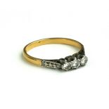 AN EARLY 20TH CENTURY 18CT GOLD, PLATINUM AND DIAMOND SET RING.