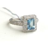 AN EDWARDIAN DESIGN 18CT WHITE GOLD, .850CT AQUAMARINE SURROUNDED BY .620CT OF DIAMONDS On