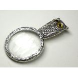 A SILVER 'OWL' NOVELTY MAGNIFYING GLASS Having glass set eyes and circular glass. (approx 5cm)