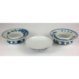 TWO CHINESE BLUE AND WHITE KANGXI STANDS AND ONE COVER. (diameter 15.5cm x 7cm)
