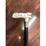A BONE AND MAHOGANY HUNTING DOG WALKING STICK Hand carved with dog handle. (approx 10cm x 3cm)