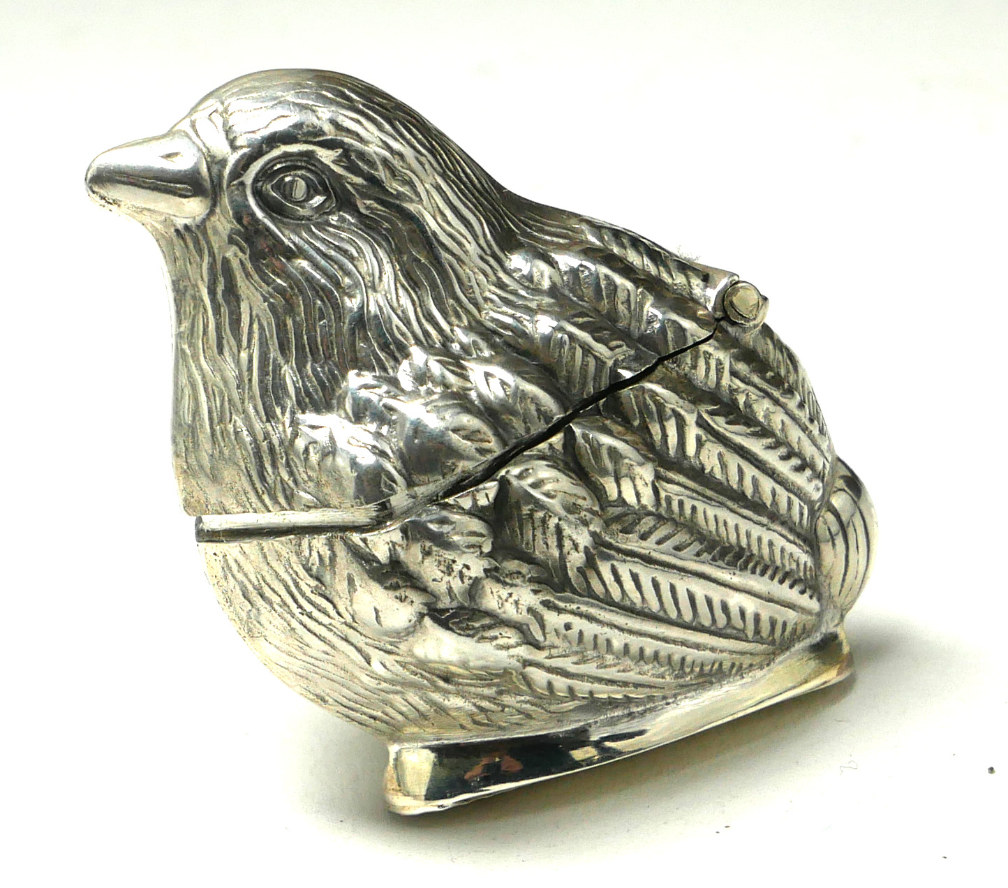 A STERLING SILVER NOVELTY 'CHICK' VESTA CASE Having a hinged lid and strike base. (approx 4.5cm)