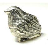 A STERLING SILVER NOVELTY 'CHICK' VESTA CASE Having a hinged lid and strike base. (approx 4.5cm)