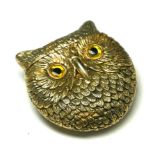 A BRASS 'OWL HEAD' NOVELTY VESTA CASE Having glass set eyes and hinged lid. (approx 4cm)