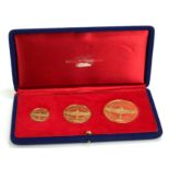 A CASED 18CT GOLD '25TH ANNIVERSARY OF THE BATTLE OF BRITAIN' COMMEMORATIVE THREE MEDALLION COIN SET