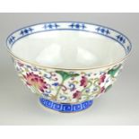 A CHINESE FLORAL ENAMELLED BOWL With blue and white interior, bearing a six character mark. (13cm