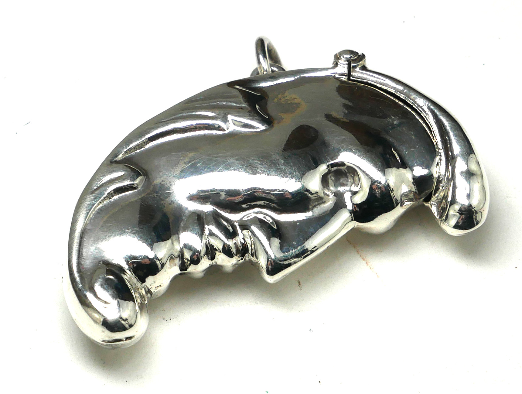 A STERLING SILVER NOVELTY 'MAN IN THE MOON' VESTA CASE Crescent form with hinged lid. (approx 5cm)