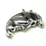 A STERLING SILVER NOVELTY 'MAN IN THE MOON' VESTA CASE Crescent form with hinged lid. (approx 5cm)