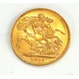 A KING GEORGE V 22CT GOLD FULL SOVEREIGN COIN, DATED 1915 With George and Dragon to reverse.