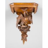 A LATE 19TH/EARLY 20TH BLACK FOREST CARVED WALL SHELF (h 55cm x w 36cm x d 28cm)