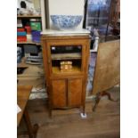 AN EARLY 20TH CENTURY FRENCH ROSEWOOD AND WALNUT VITRINE With white marble top above a bevelled