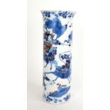 A LATE 19TH/EARLY 20TH CENTURY CHINESE BLUE AND WHITE PORCELAIN VASE Hand painted with a battle