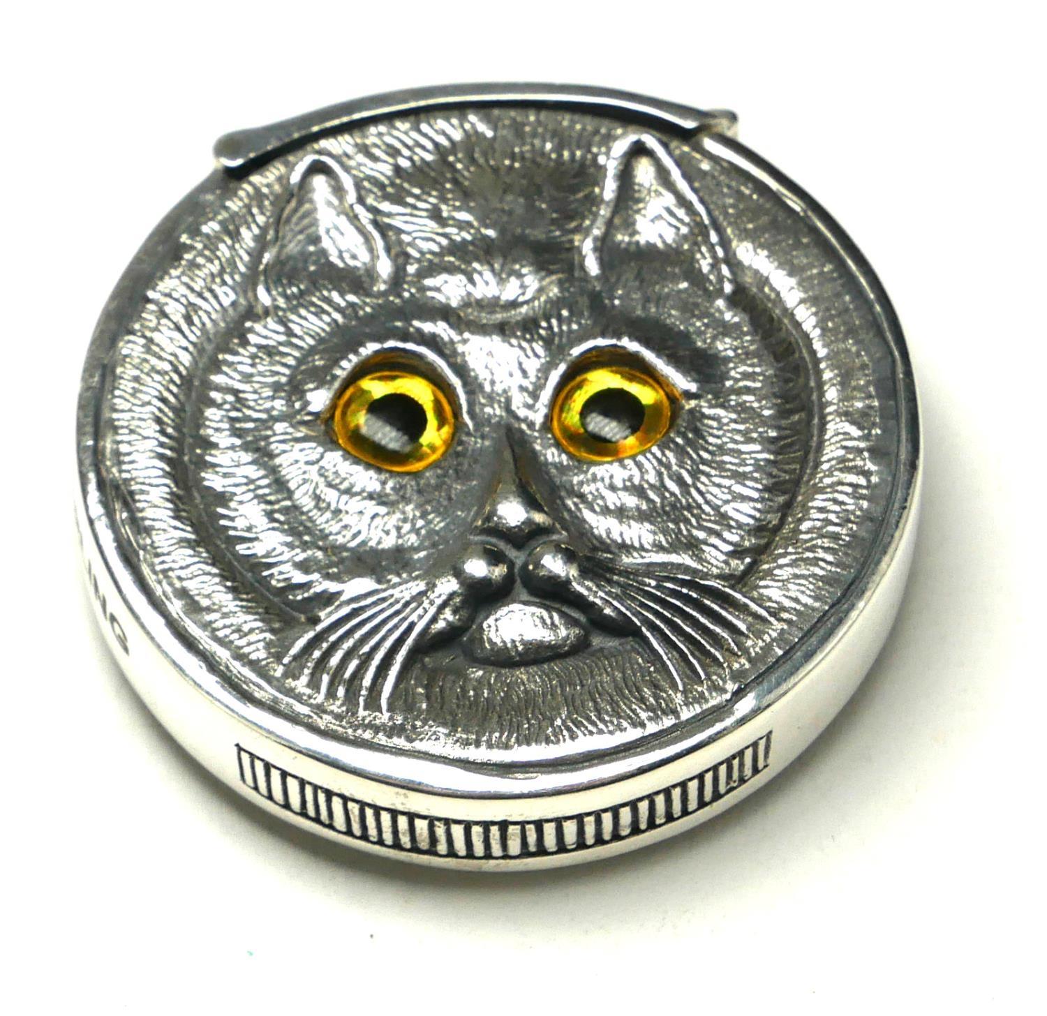 A STERLING SILVER NOVELTY 'CAT' DOUBLE HEAD VESTA CASE Having a hinged lid, glass eyes and strike to