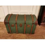 AN EARLY 20TH CENTURY BURLAP AND CANVAS BOUND CAPTAIN'S CHEST With internal tray and brass fittings.