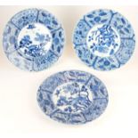 A SET OF THREE CHINESE PORCELAIN BLUE AND WHITE PLATES Having a wide sectional border and