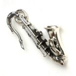 A SILVER .925 MINIATURE MODEL OF A SAXAPHONE. (4.7cm)