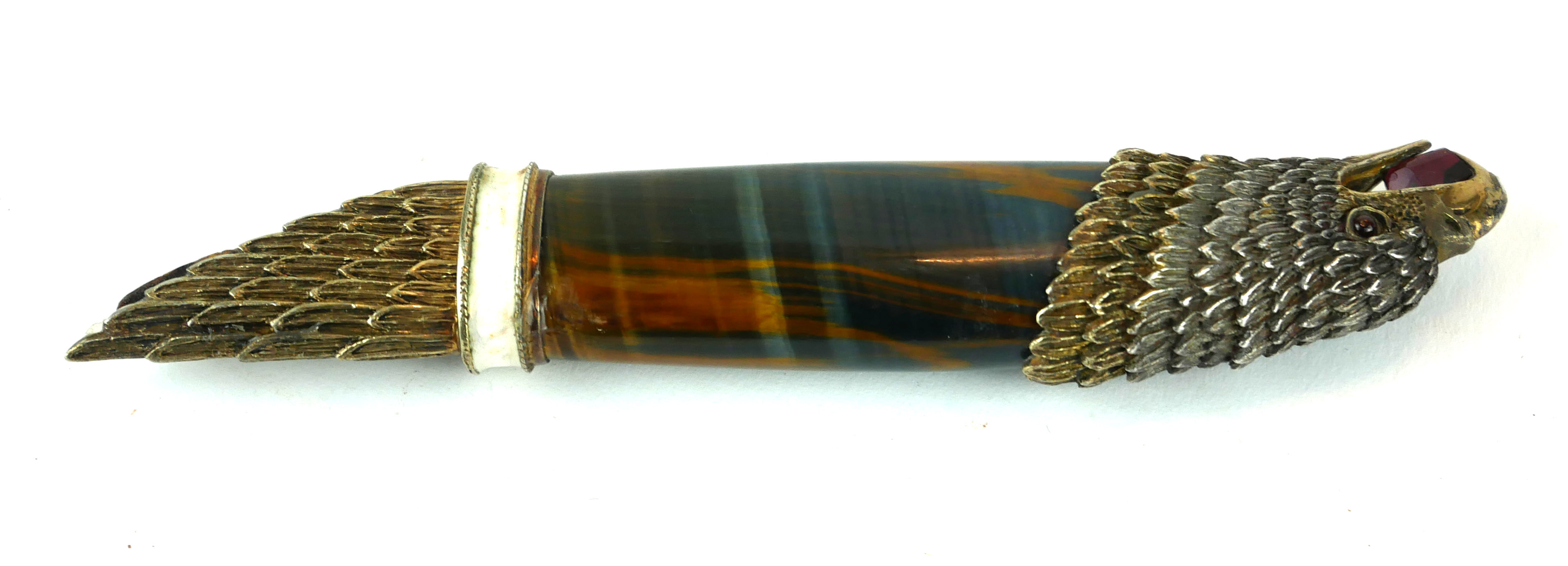 A .925 SILVER GILT AND TIGER'S EYE KNIFE HANDLE FORMED AS AN EAGLE HOLDING A GARNET IN BEAK. (13. - Image 2 of 2