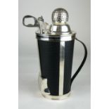 A STYLISH SILVER PLATED COCKTAIL SHAKER IN THE FORM OF A GOLF BAG WITH CLUBS. (27cm) Condition: