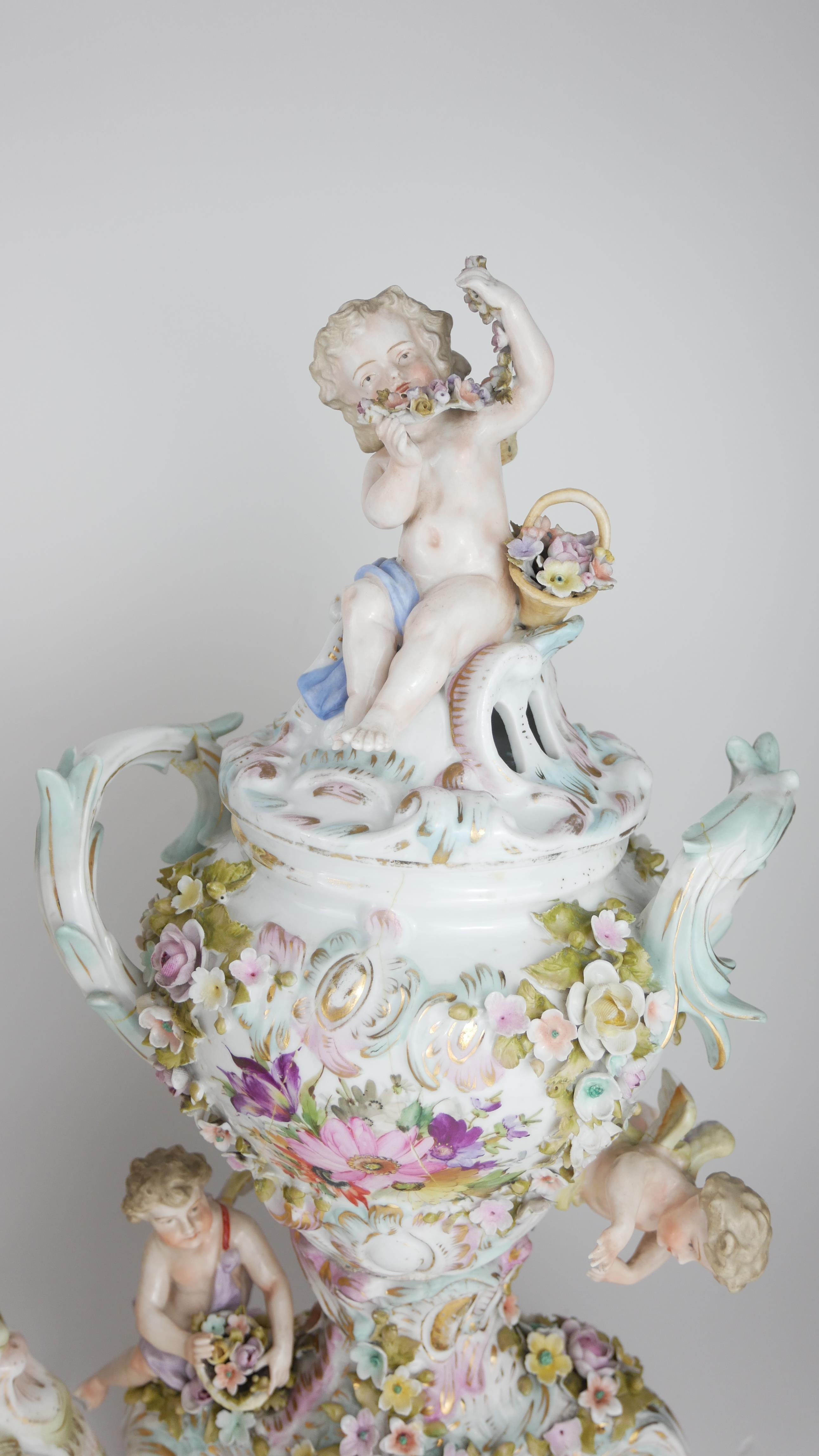 THURINGIAN, SITZENDORF, A LATE 19TH CENTURY HARD PASTE PORCELAIN FIGURATIVE MANTEL CLOCK - Image 4 of 7